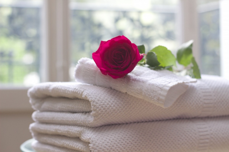 hotel-POURRIERES-min_towel_rose_clean_care_salon_spa_white_bath-731641